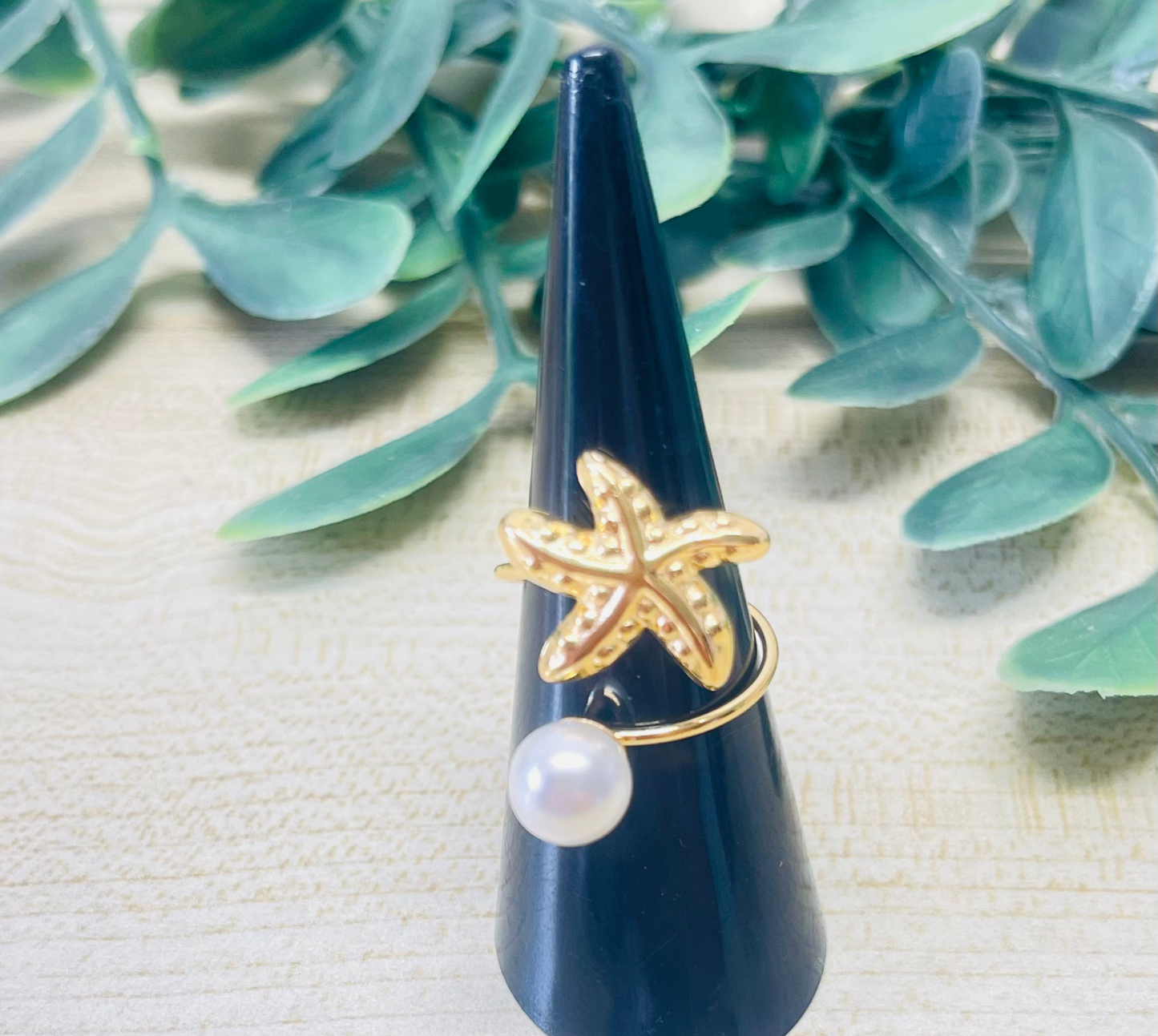 Anillo Dorado Estrella de Mar con Perla