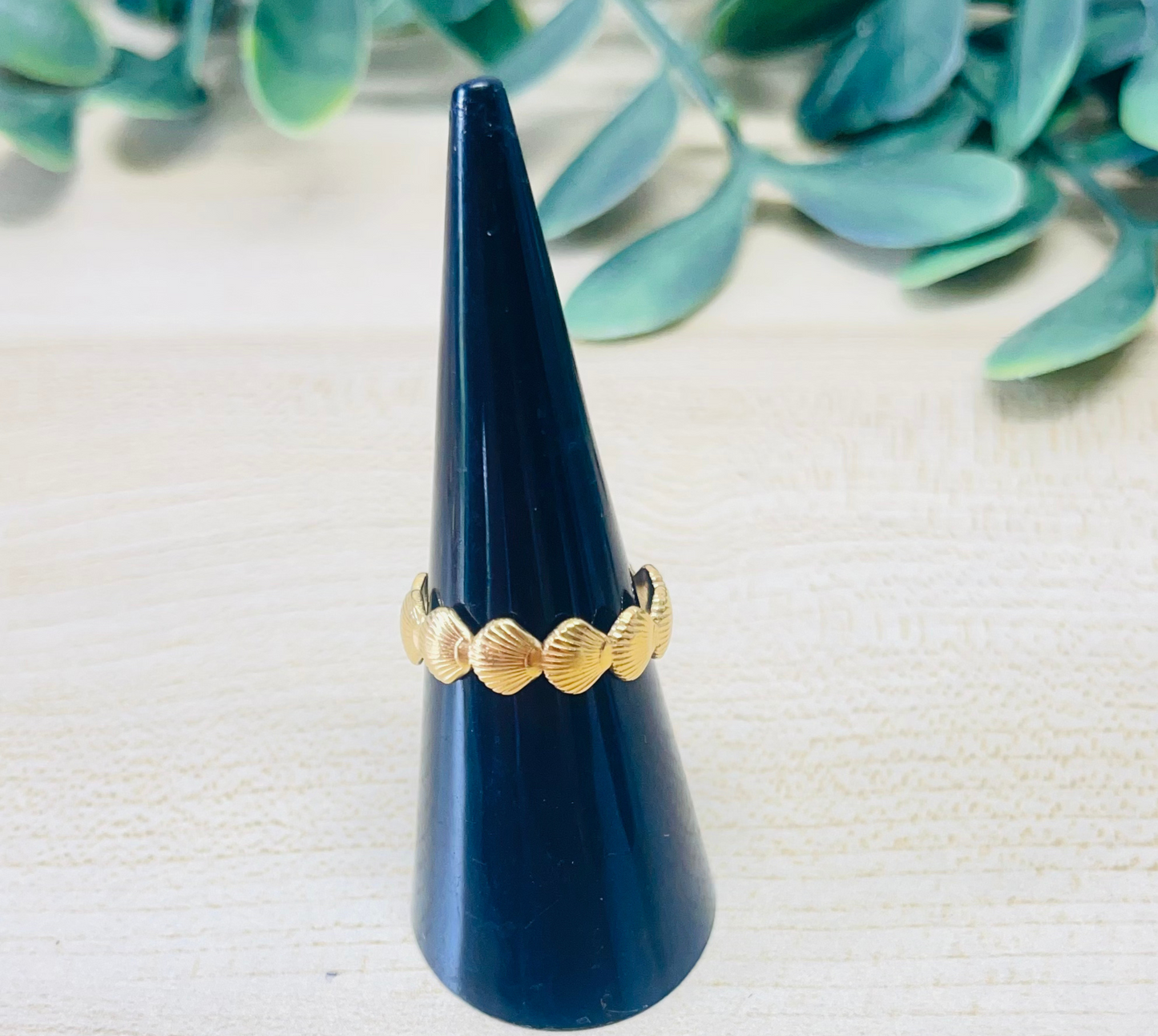 Anillo Dorado con Diseño de Conchas en Serie