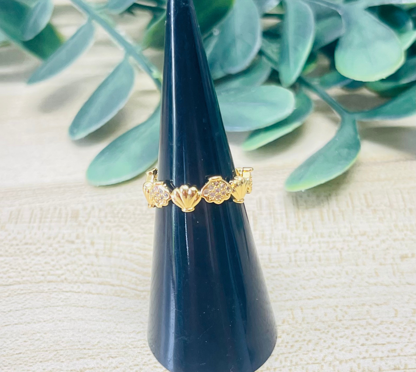 Anillo Dorado con Detalle de Conchas y Brillantes